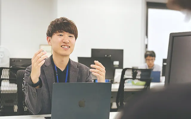 イー・サポートの20代男性中堅社員のインタビュー風景