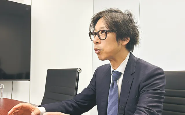 イー・サポートの50代男性役員のインタビュー風景