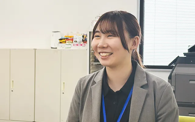 イー・サポートの20代女性若手社員のインタビュー風景