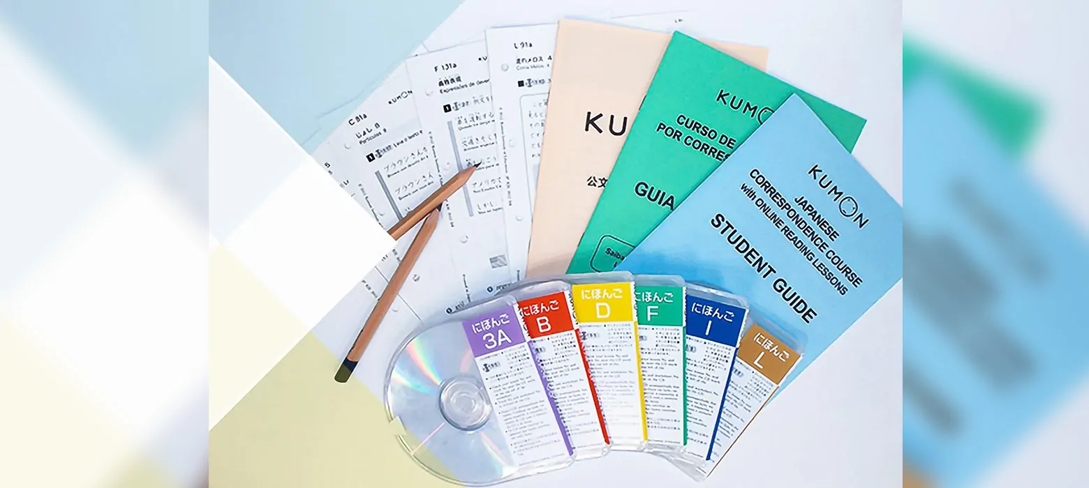 KUMON通信学習用教材一式。テキスト冊子、ワークシート、CD、生徒用ガイドなどが並ぶ